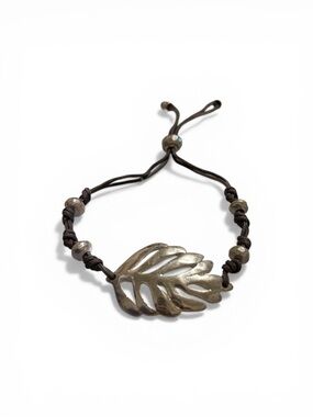 Bella Uno Silver Leaf Adjustable
Cord Bracelet